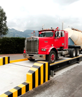 Balanza camionera instalada para pesaje de camiones de carga en industria